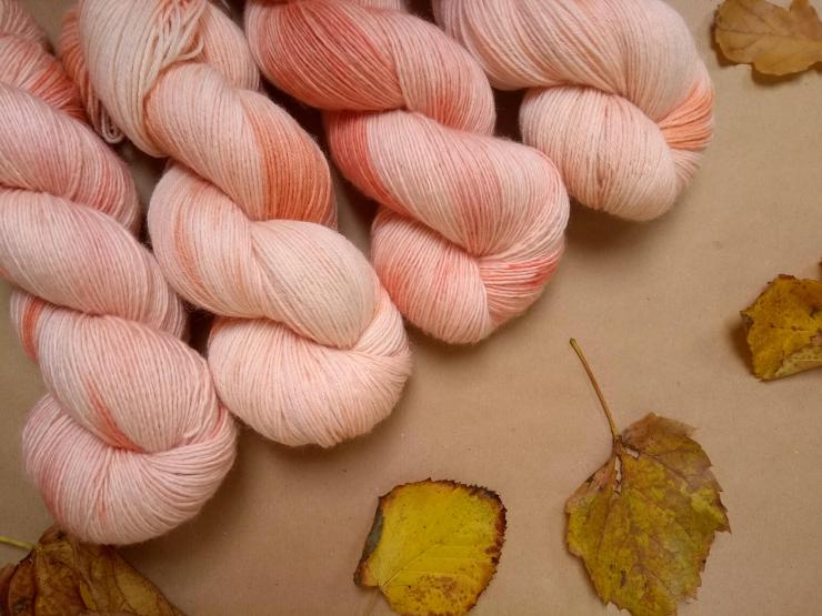 octobre rose racine de garance teinture naturelle végétale laine teinte main irlande fingering single natural hand dyed yarn madder ireland (6)
